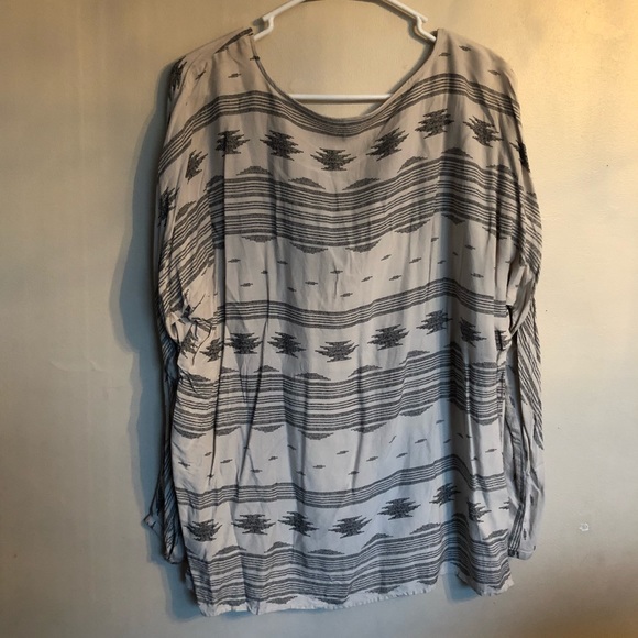 5/$25 🚨LAST CHANCE🚨 Women’s shirt - Picture 2 of 4